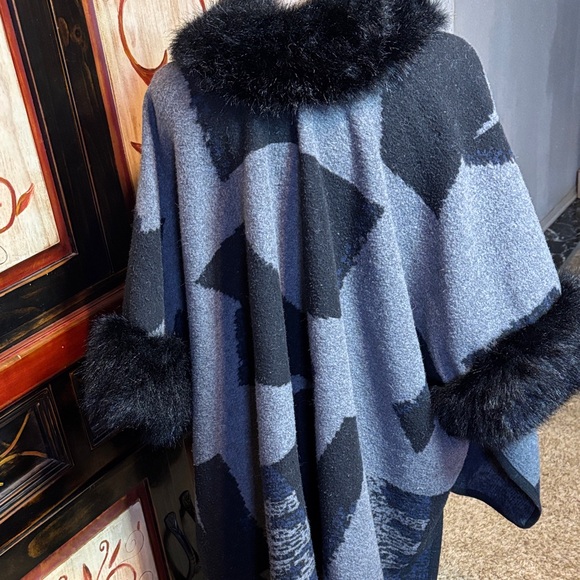 Vintage poncho with faux fur - Picture 6 of 10